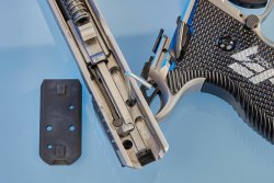 Sportliche Selbstladepistole: Das WAIMEX Exklusivmodell AREX WForce1 im Kaliber 9 mm Luger im Test Rotpunktmontage von der AREX WForce1.
