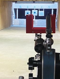 Waimex-Sportmodell Pilum auf Basis des Smith & Wesson Modells 686: Revolver in römischem Design Waimex S&W 686 Pilum in der Schießmaschine auf dem Schießstand.