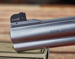 Waimex-Sportmodell Pilum auf Basis des Smith & Wesson Modells 686: Revolver in römischem Design Korn des Waimex S&W 686 Pilum.