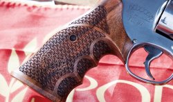 Waimex-Sportmodell Pilum auf Basis des Smith & Wesson Modells 686: Revolver in römischem Design Waimex S&W 686 Pilum, Griff im Detail.