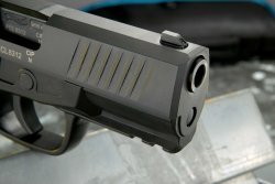 Test der Pistole WALTHER Creed Front und Laufmündung der 9 mm Pistole Walther Creed