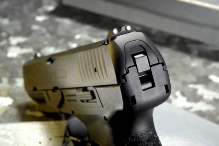 Test der Pistole WALTHER Creed Walther Creed Hahn teilgespannt