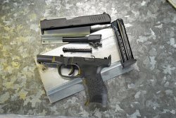Test der Pistole WALTHER Creed Walther Creed 9mm Polymerpistole in einzelne Bauteile zerlegt