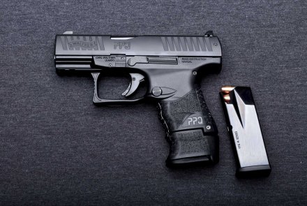 Walther PPQ SC in 9 mm Luger Test der subkompakten Pistole Die Walther PPQ SC mit eingesetztem, verlängertem Magazin für 15 Patronen und beiliegendem 10er-Standardmagazin in der linken Seitenansicht.