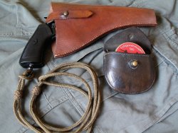 Webley MK VI als CO2-Ausführung in 4,5 mm: Freier Revolver im Test Webley-Revolver in einem original Holster.
