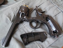 Webley MK VI als CO2-Ausführung in 4,5 mm: Freier Revolver im Test Webley CO2-Revolver geöffnet mit angenommener Griffschale.