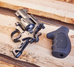 Exklusiv bei der Alljagd: Test des kompakten Nachsuchenrevolvers Weihrauch HW 357 Hunter Horrido in .357 Magnum Weihrauch HW 357 Horrido mit abgenommenem Griff.