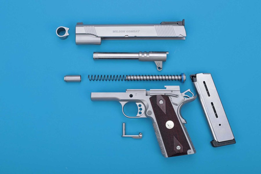 Test: Wilson Combat Classic Stainless Pistole Die Wilson Combat 1911er Pistole im Kaliber .45 ACP in ihre Einzelteile zerlegt