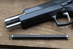 Test: Zindel Präzisionswaffen (ZPW) Raptor – wir testen die Sportpistole auf Basis der CZ 97 in .45 ACP und 9x19 mm ZPW Raptor Karbon-Federführungsstange