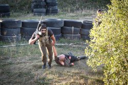 3. International Bodyguard Conference 2018 Ein Teilnehmer birgt einen "Verletzten" indem er ihn an der Hand hinter sich her zieht.