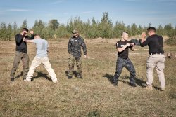 3. International Bodyguard Conference 2018 4 Teilnehmer üben sich auf einer Wiese im Nahkampftraining angeleitet von Alan Omer.