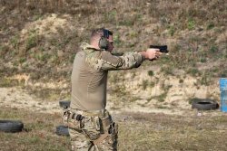 3. International Bodyguard Conference 2018 Ein Teilnehmer übt sich im dynamischen Pistolenschießen.