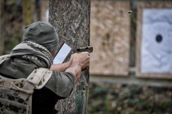 3. International Bodyguard Conference 2018 Ein Teilnehmer schießt mit einer Pistole auf dem Schießstand.