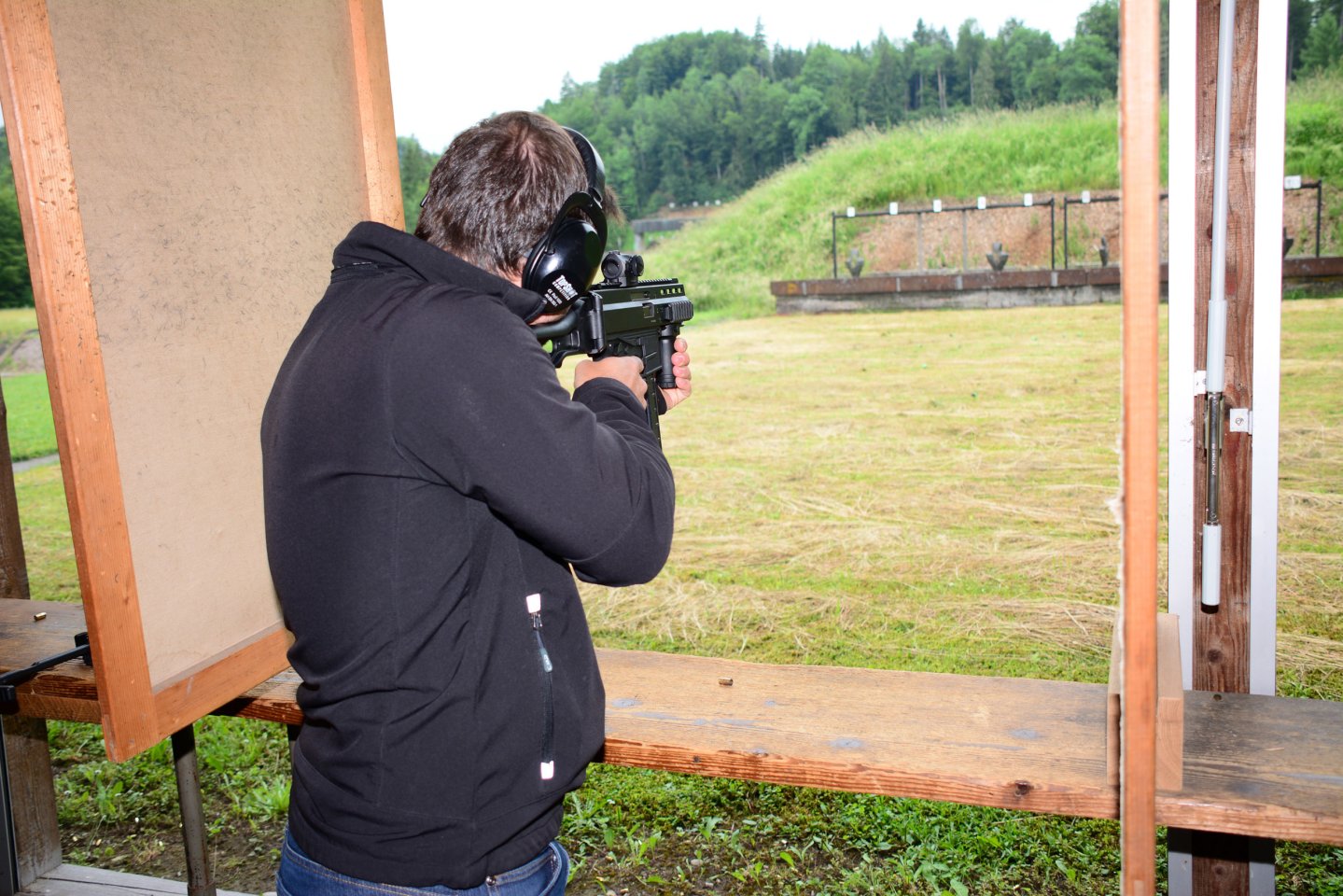 B&T Behördentage 2017: Fachevent für Polizei- und Behördenausrüstung Schütze testet Waffe auf den B&T Behördentagen
