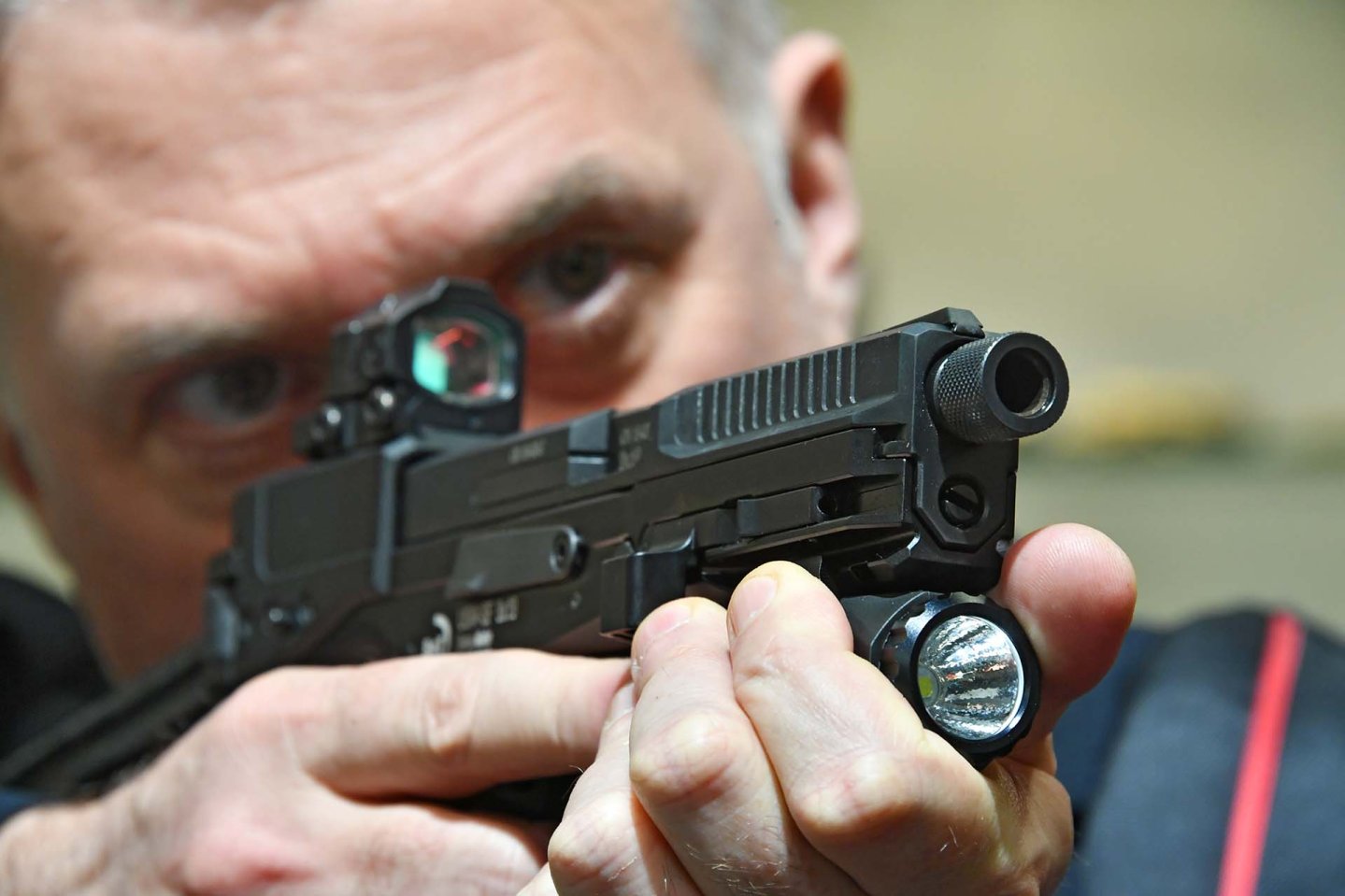 B&T USW-P und USW-SF: Versionen der Universal Service Weapon Striker Fire Action-Pistole B&T USW-SF mit Klappschaft und Aimpoint Nano-Leuchtpunktvisier