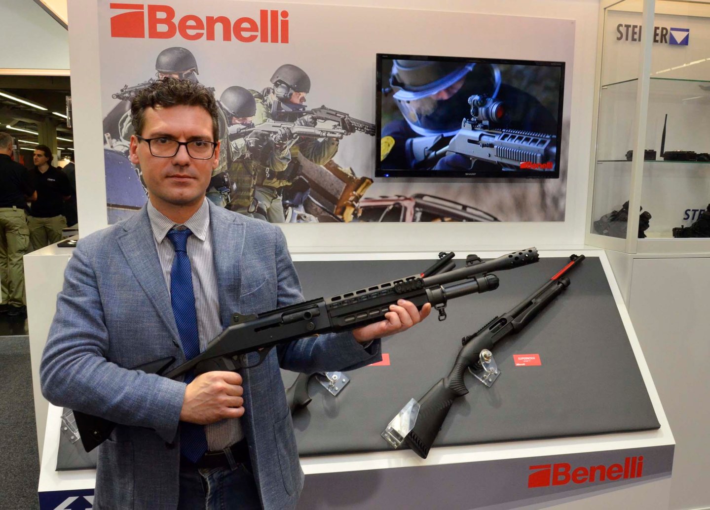 Benelli M4 A1 Selbstladeflinte für Profis Mann hält Benelli M4A1 halbautomatische Flinte