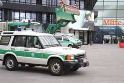 Überblick: Enforce Tac und U.T.SEC Fachmessen Der Eingangsbereich mit Polizeifahrzeugen bei der ENFORCE TAC
