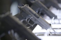 Überblick: Enforce Tac und U.T.SEC Fachmessen SIG Sauer Dienstpistolen
