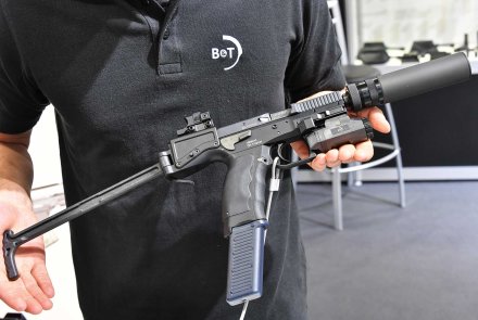 B&T Universal Service Weapon USW-A1 Pistole Dienstwaffe B&T USW-A1 ausgeklappt