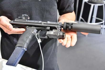 B&T Universal Service Weapon USW-A1 Pistole Universal Service Weapon von B&T mit eingeklappter Schulterstütze und Schalldämpfer