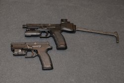 B&T USW-P und USW-SF: Versionen der Universal Service Weapon Dienstwaffen B&T USW-P in der reinen Pistolenversion und USW-SF als Waffensystem mit Klappschaft und Leuchtpunktvisier im Vergleich
