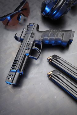 Neue Dienstpistolen für Bundeswehr-Spezialkräfte als Ersatz für die Modelle H&K P30 und GLOCK G17 Die Heckler & Koch SFP9 Match OR mit Leupold Delta Point Pro.