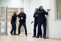 Dienstpistolen der deutschen Polizei Bundespolizisten im Training mit blau gefärbte Farbmarkierungsvarianten der P30 V2.