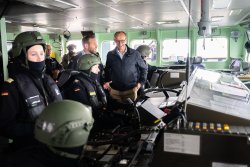 Bundeskanzler Merz wird Schirmherr der Enforce Tac 2026 – Sicherheits-Leitmesse mit hochrangiger Unterstützung Bundeskanzler Merz auf der Brücke der Fregatte Bayern.