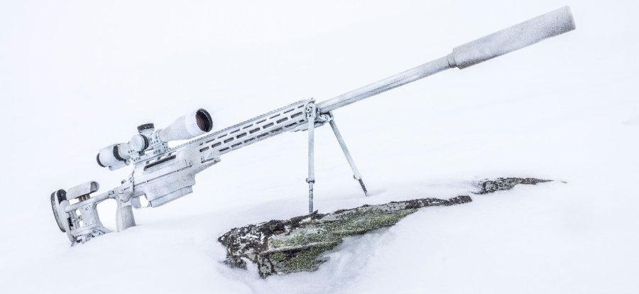 Messe-Ankündigung: Was erwartet uns in Kürze auf der Sicherheitsfachmesse EUROSATORY 2024? SAKO TRG 62 A1 in weiß, mit Zielfernrohr und Zweibein im Schnee.