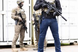 Was erwartet uns auf der Sicherheitsfachmesse EUROSATORY 2024? Die UF PRO P-40-Jeans.