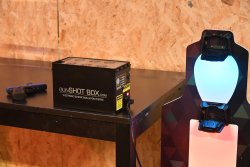 Test: GunSHOT BOX – Schussgeräusche für das realistische Training professioneller Waffenanwender GunSHOT BOX in der Ecke des Schulungsraumes.