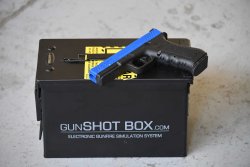 Test: GunSHOT BOX – Schussgeräusche für das realistische Training professioneller Waffenanwender GunSHOT BOX mit SF30 Trainingspistole von Smart Firearms.
