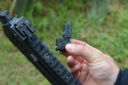 Praxistest des HK433 Sturmgewehrs von Heckler & Koch Ladehebel des HK433 Sturmgewehrs von Heckler & Koch