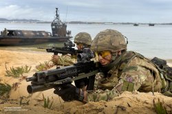 DSEI 2019: Heckler & Koch rüstet das Sturmgewehr SA80 der Britischen Armee auf. Soldaten mit SA80 liegen am Strand