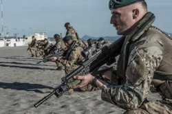 DSEI 2019: Heckler & Koch rüstet das Sturmgewehr SA80 der Britischen Armee auf. Soldaten mit SA80 im Sand