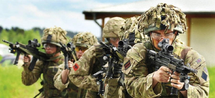 DSEI 2019: Heckler & Koch rüstet das Sturmgewehr SA80 der Britischen Armee auf. Soldaten mit SA80 im Grünen