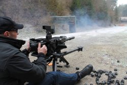 Neuer Millionenauftrag: Bundeswehr beschafft Fahrzeugbewaffnung bei Heckler & Koch all4shooters.com-Autor Tino Schmidt schießt eine Granatmaschinenwaffe 40 mm x 53