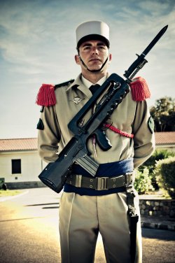 Heckler & Koch HK416 bei französischen Armee Soldat mit FAMAS-Gewehr