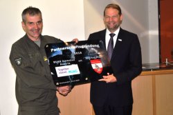 Kooperation zwischen dem Österreichischen Bundesheer und der RUAG Ammotec Austria Roland Schantl und Georg Coester besiegeln die Partnerschaft.