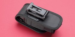 Nextorch ND30B – elektronischer Irritationskörper: Die Flashbang zum Wiederaufladen ND30B von Nextorch in mitgelieferter Tasche.