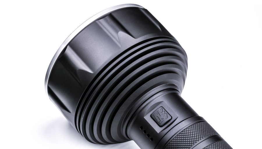 Neu von Nextorch: Der Handscheinwerfer Saint Torch 31 für 2021 mit 20.000 ANSI-Lumen und hoher Reichweite Kopf der Saint Torch 31 von hinten. Mit Druckknopf und LEDs.