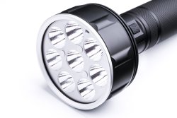 Neu von Nextorch: Der Handscheinwerfer Saint Torch 31 für 2021 mit 20.000 ANSI-Lumen und hoher Reichweite Saint Torch von vorne mit acht LEDs.