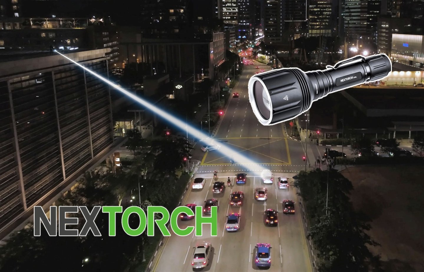 Nextorch T20L: Die kompakte Hochleistungs-LED-Lampe für Polizei und Behörden mit 2.000 Meter Reichweite Nextorch T20L spottet ein Auto im Nachtverkehr