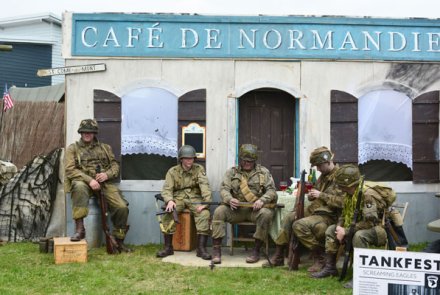 Panzer Ausstellung im Panzermuseum Soldaten der Airborne beim Tankfest