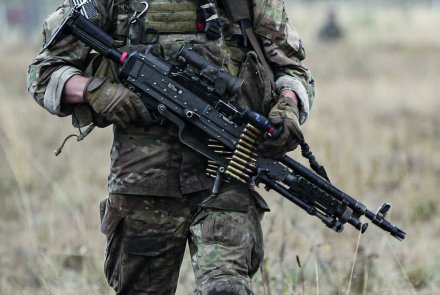 Soldat des US-amerikanischen 75th Ranger Regiment mit Maschinengewehr.