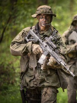 Rheinmetall Steyr RS556 Sturmgewehr Sturmgewehr RS556 mit Soldat