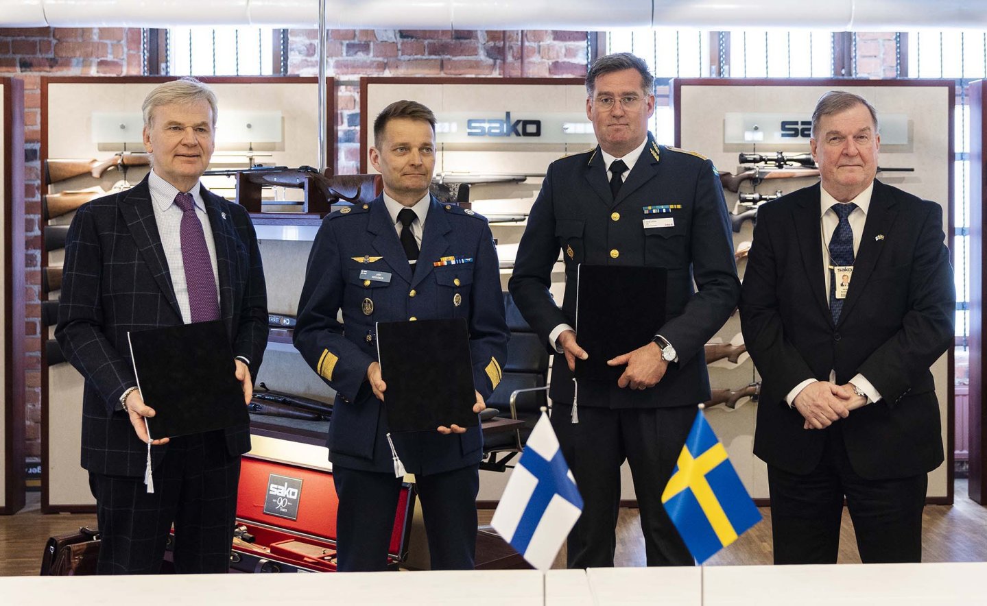 Dr. Franco Gussalli Beretta, Vorsitzender des Verwaltungsrats von Sako, Generalmajor Jari Mikkonen, Brigadegeneral Jonas Lotsne und Raimo Karjalainen, CEO und Mitglied des Verwaltungsrats von Sako, unmittelbar nach dem Unterzeichnen des Rahmenvertrages.