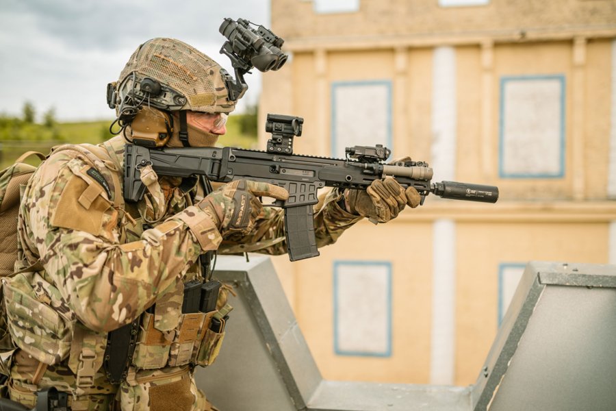 Česká Zbrojovka präsentiert die neue Sturmgewehr-Serie CZ BREN 3 samt passendem Grantwerfer CZ GL auf der EROSATORY 2024 in Paris Ein Infanterist, ausgestattet mit dem neuen Sturmgewehr CZ BREN 3.