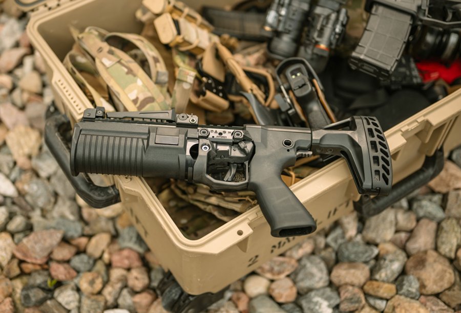 Česká Zbrojovka präsentiert die neue Sturmgewehr-Serie CZ BREN 3 samt passendem Grantwerfer CZ GL auf der EROSATORY 2024 in Paris Der Granatwerfer CZ GL, hier mit Telekopschulterstütze.