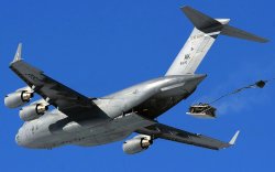 Fallschirm-Abwurf von Humvees ging schief Abwurf einer Luftversorgung mit dem Fallschirm